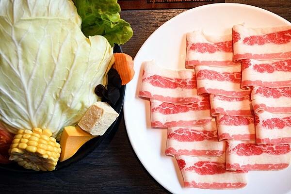 高雄市鼓山區高雄彭湃火鍋推薦【舞古賀鍋物專門店】回訪超多次，每次都能在餐點之中找到鮮甜、找到美味、找到幸福！高雄