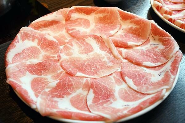 高雄市鼓山區高雄彭湃火鍋推薦【舞古賀鍋物專門店】回訪超多次，每次都能在餐點之中找到鮮甜、找到美味、找到幸福！高雄