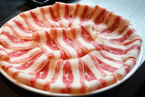 高雄市鼓山區高雄彭湃火鍋推薦【舞古賀鍋物專門店】回訪超多次，每次都能在餐點之中找到鮮甜、找到美味、找到幸福！高雄