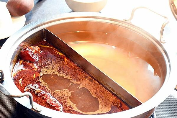 高雄市鼓山區高雄彭湃火鍋推薦【舞古賀鍋物專門店】回訪超多次，每次都能在餐點之中找到鮮甜、找到美味、找到幸福！高雄