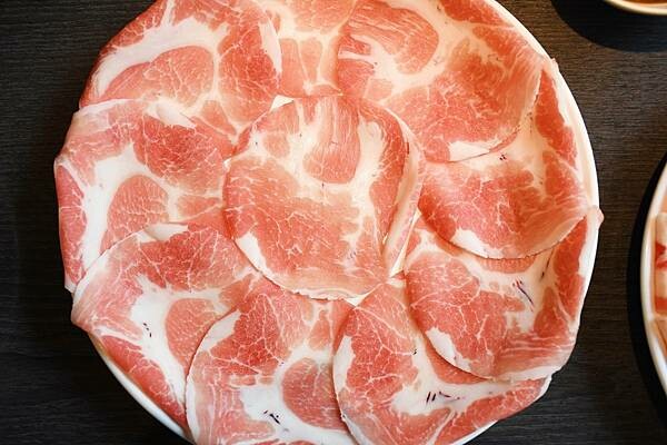 高雄市鼓山區高雄彭湃火鍋推薦【舞古賀鍋物專門店】回訪超多次，每次都能在餐點之中找到鮮甜、找到美味、找到幸福！高雄