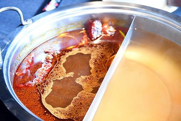 高雄市鼓山區高雄彭湃火鍋推薦【舞古賀鍋物專門店】回訪超多次，每次都能在餐點之中找到鮮甜、找到美味、找到幸福！高雄