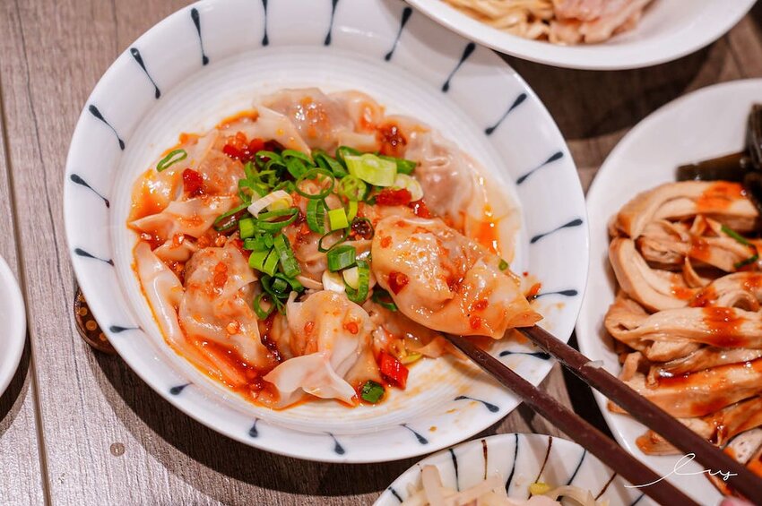 大里人私藏麵店！傳承太平市場30年「古早味餛飩麵」，手包溫體豬餛飩、銅板價豬油拌飯，搭配自製辣醬更涮嘴！- 艾薇覓食趣