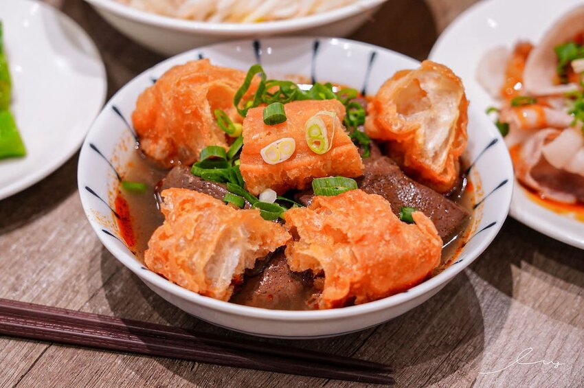 大里人私藏麵店！傳承太平市場30年「古早味餛飩麵」，手包溫體豬餛飩、銅板價豬油拌飯，搭配自製辣醬更涮嘴！- 艾薇覓食趣