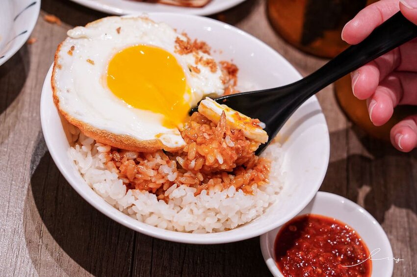 大里人私藏麵店！傳承太平市場30年「古早味餛飩麵」，手包溫體豬餛飩、銅板價豬油拌飯，搭配自製辣醬更涮嘴！- 艾薇覓食趣