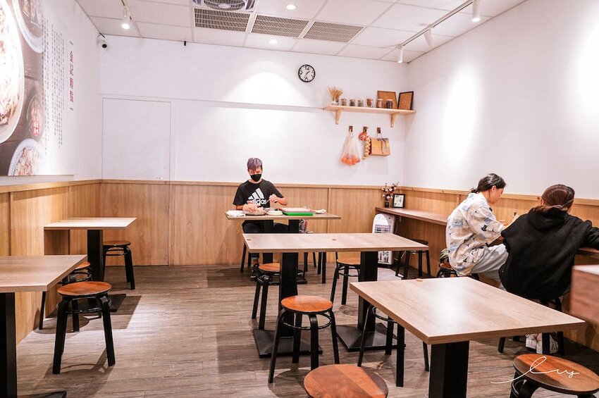 大里人私藏麵店！傳承太平市場30年「古早味餛飩麵」，手包溫體豬餛飩、銅板價豬油拌飯，搭配自製辣醬更涮嘴！- 艾薇覓食趣