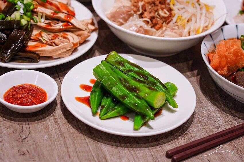 大里人私藏麵店！傳承太平市場30年「古早味餛飩麵」，手包溫體豬餛飩、銅板價豬油拌飯，搭配自製辣醬更涮嘴！- 艾薇覓食趣