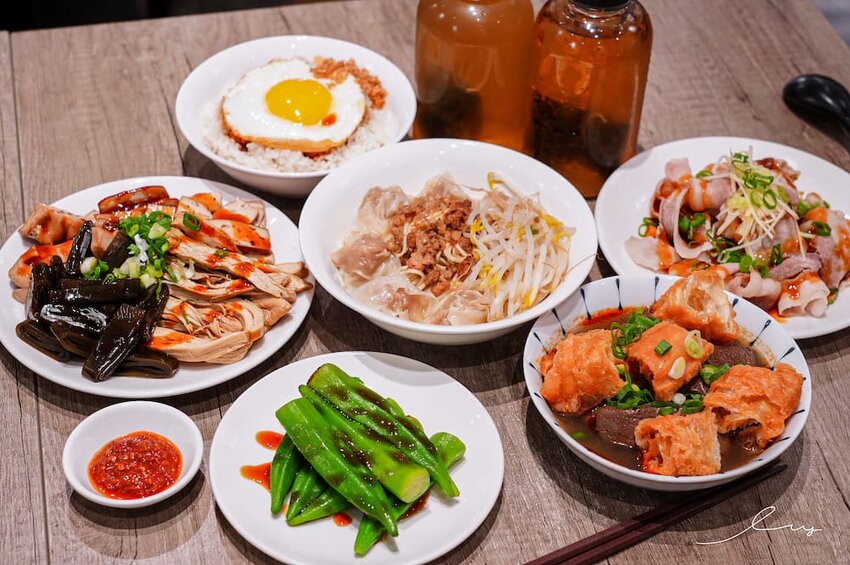 大里人私藏麵店！傳承太平市場30年「古早味餛飩麵」，手包溫體豬餛飩、銅板價豬油拌飯，搭配自製辣醬更涮嘴！- 艾薇覓食趣