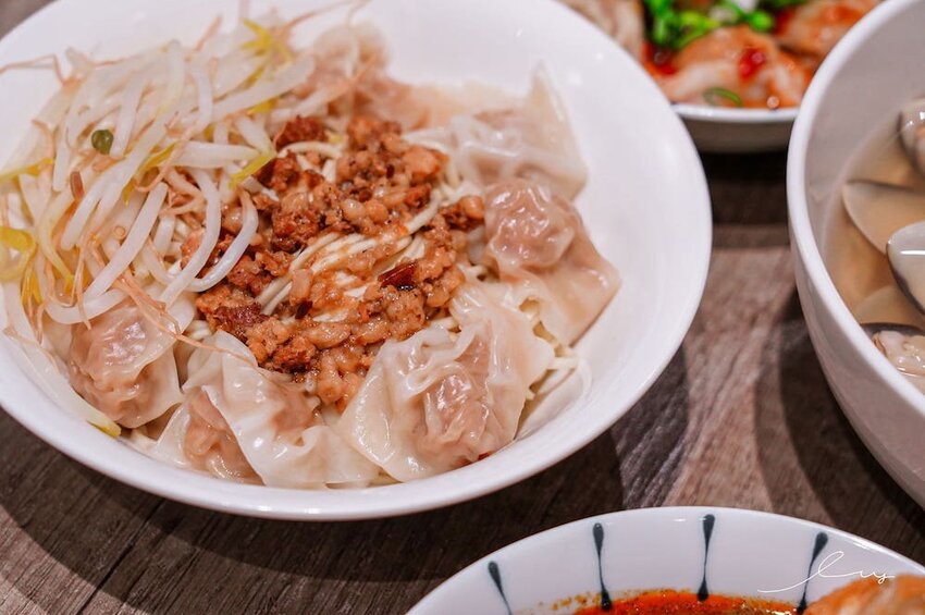 大里人私藏麵店！傳承太平市場30年「古早味餛飩麵」，手包溫體豬餛飩、銅板價豬油拌飯，搭配自製辣醬更涮嘴！- 艾薇覓食趣