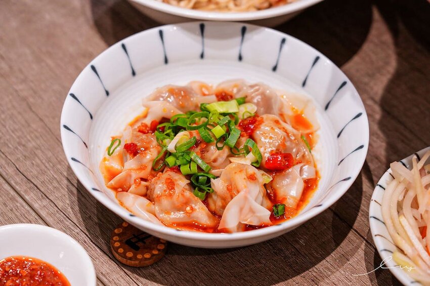 大里人私藏麵店！傳承太平市場30年「古早味餛飩麵」，手包溫體豬餛飩、銅板價豬油拌飯，搭配自製辣醬更涮嘴！- 艾薇覓食趣