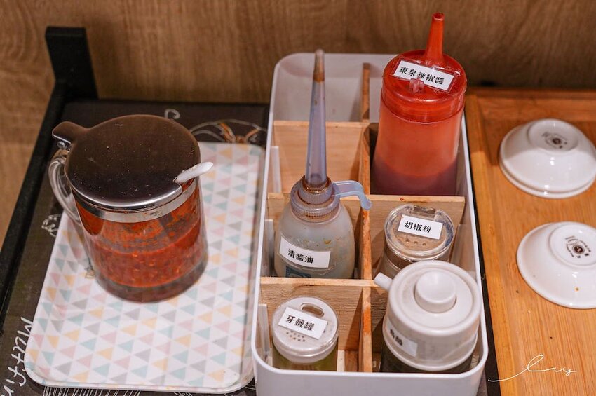 大里人私藏麵店！傳承太平市場30年「古早味餛飩麵」，手包溫體豬餛飩、銅板價豬油拌飯，搭配自製辣醬更涮嘴！- 艾薇覓食趣