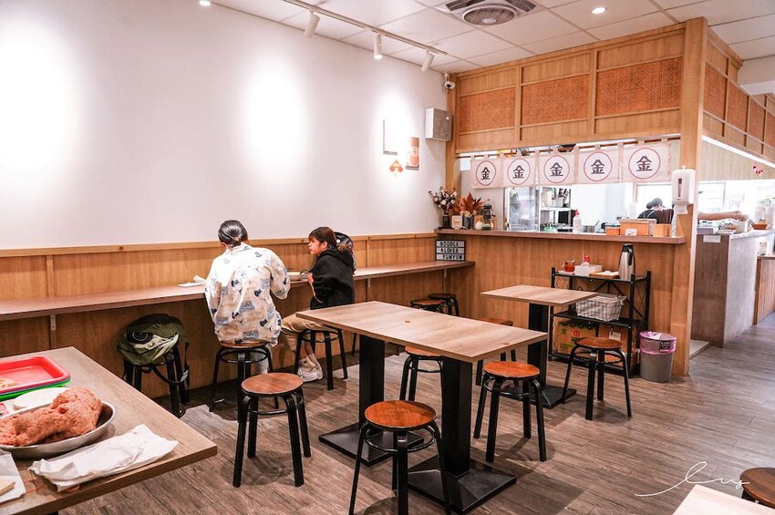 大里人私藏麵店！傳承太平市場30年「古早味餛飩麵」，手包溫體豬餛飩、銅板價豬油拌飯，搭配自製辣醬更涮嘴！- 艾薇覓食趣