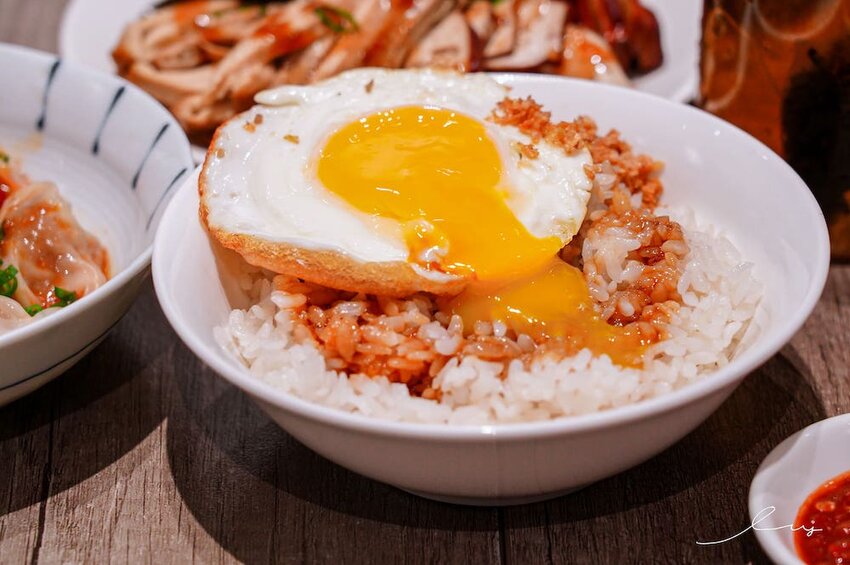 大里人私藏麵店！傳承太平市場30年「古早味餛飩麵」，手包溫體豬餛飩、銅板價豬油拌飯，搭配自製辣醬更涮嘴！- 艾薇覓食趣