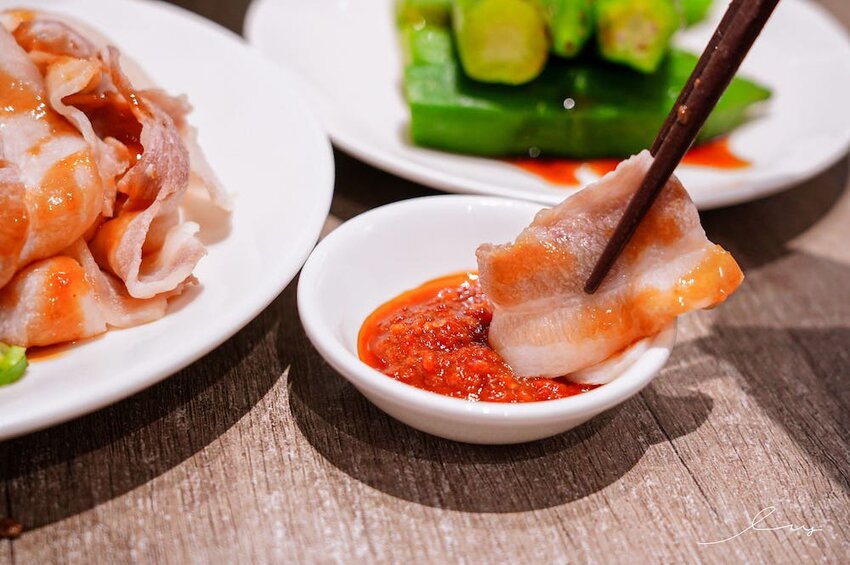 大里人私藏麵店！傳承太平市場30年「古早味餛飩麵」，手包溫體豬餛飩、銅板價豬油拌飯，搭配自製辣醬更涮嘴！- 艾薇覓食趣