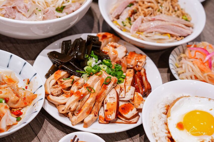 大里人私藏麵店！傳承太平市場30年「古早味餛飩麵」，手包溫體豬餛飩、銅板價豬油拌飯，搭配自製辣醬更涮嘴！- 艾薇覓食趣