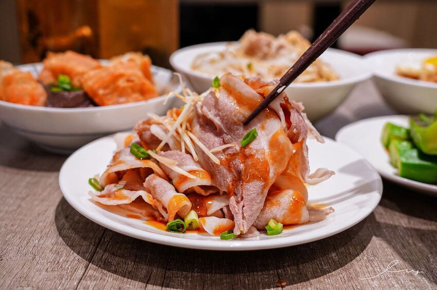 大里人私藏麵店！傳承太平市場30年「古早味餛飩麵」，手包溫體豬餛飩、銅板價豬油拌飯，搭配自製辣醬更涮嘴！- 艾薇覓食趣