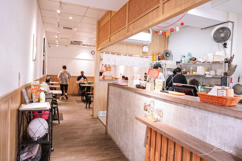 大里人私藏麵店！傳承太平市場30年「古早味餛飩麵」，手包溫體豬餛飩、銅板價豬油拌飯，搭配自製辣醬更涮嘴！- 艾薇覓食趣