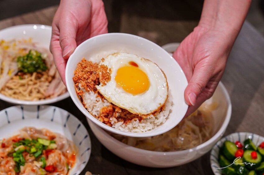 大里人私藏麵店！傳承太平市場30年「古早味餛飩麵」，手包溫體豬餛飩、銅板價豬油拌飯，搭配自製辣醬更涮嘴！- 艾薇覓食趣