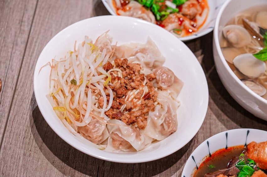 大里人私藏麵店！傳承太平市場30年「古早味餛飩麵」，手包溫體豬餛飩、銅板價豬油拌飯，搭配自製辣醬更涮嘴！- 艾薇覓食趣