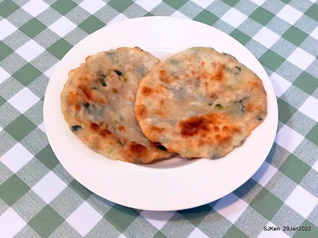 (三重三和夜市美食)「武大郎蔥油餅」(Scallion pancake booth), Sun-ho night market, Hsin-pei city, Taiwan, SJKen, Jan 29, 2022.