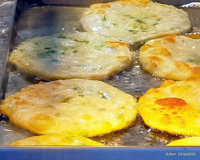 (三重三和夜市美食)「武大郎蔥油餅」(Scallion pancake booth), Sun-ho night market, Hsin-pei city, Taiwan, SJKen, Jan 29, 2022.