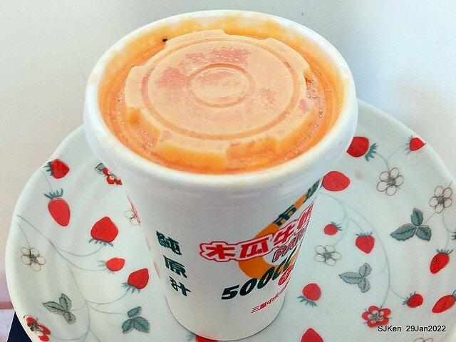 (三重三和夜市美食)「市場口木瓜牛奶專賣店」(Papaya milk booth), Sun-ho night market, Hsin-pei city, Taiwan, SJKen, Jan 29, 2022.