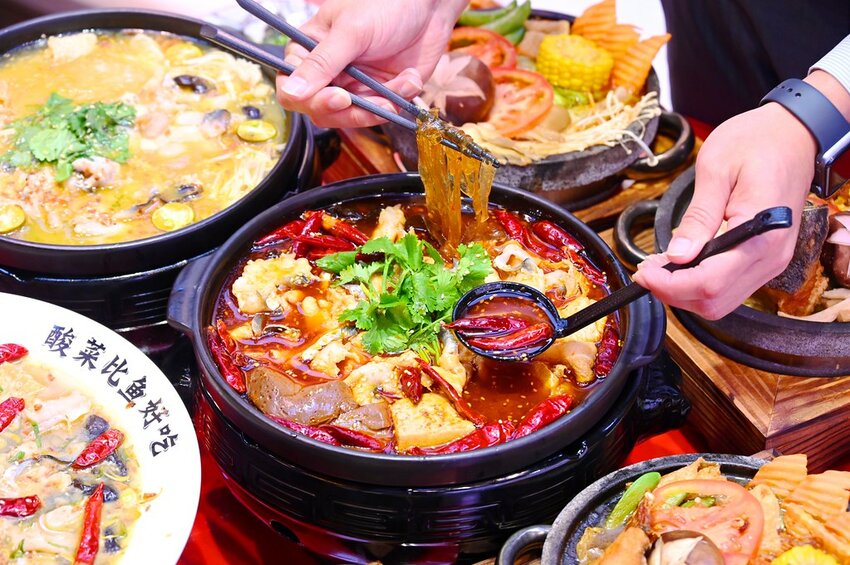 台中新開幕酸菜魚麻辣牛一個人也能吃好飽/酸麻帶勁 現燙桑拿麵豐盛好吃_江小漁酸菜魚火鍋