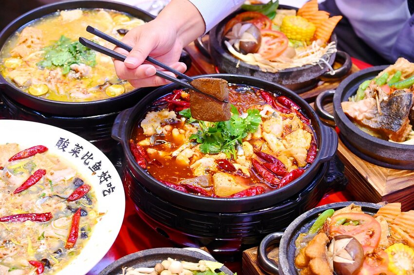 台中新開幕酸菜魚麻辣牛一個人也能吃好飽/酸麻帶勁 現燙桑拿麵豐盛好吃_江小漁酸菜魚火鍋