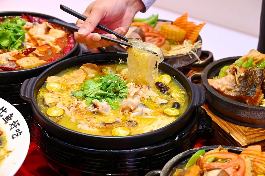 台中新開幕酸菜魚麻辣牛一個人也能吃好飽/酸麻帶勁 現燙桑拿麵豐盛好吃_江小漁酸菜魚火鍋