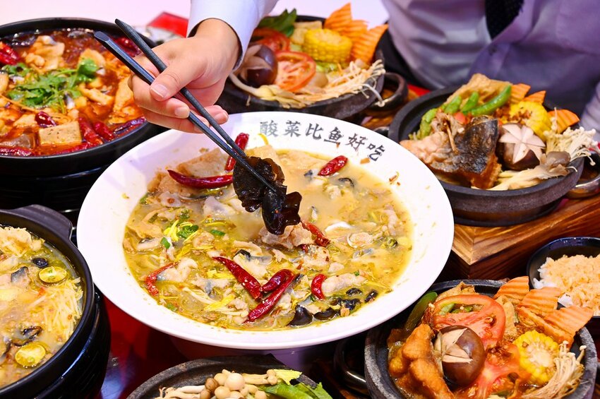 台中新開幕酸菜魚麻辣牛一個人也能吃好飽/酸麻帶勁 現燙桑拿麵豐盛好吃_江小漁酸菜魚火鍋