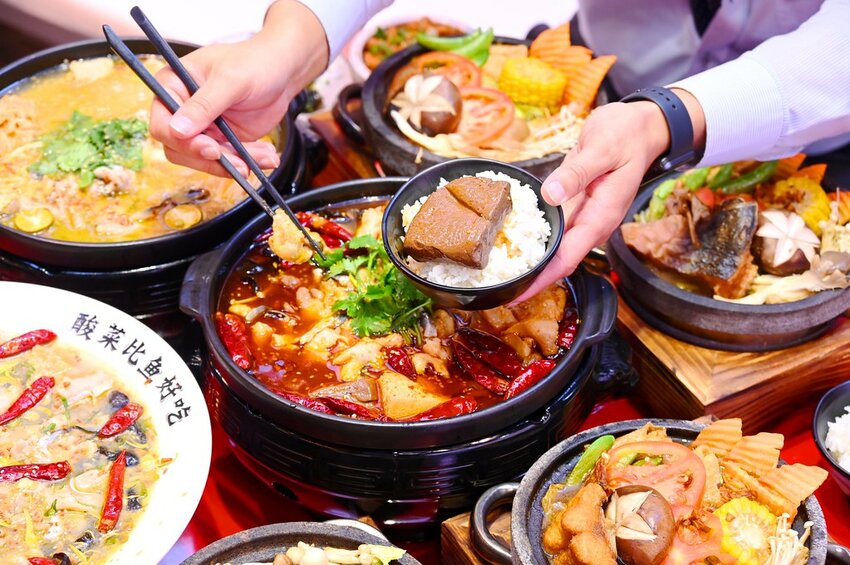 台中新開幕酸菜魚麻辣牛一個人也能吃好飽/酸麻帶勁 現燙桑拿麵豐盛好吃_江小漁酸菜魚火鍋