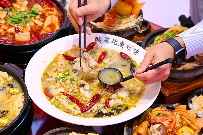 台中新開幕酸菜魚麻辣牛一個人也能吃好飽/酸麻帶勁 現燙桑拿麵豐盛好吃_江小漁酸菜魚火鍋