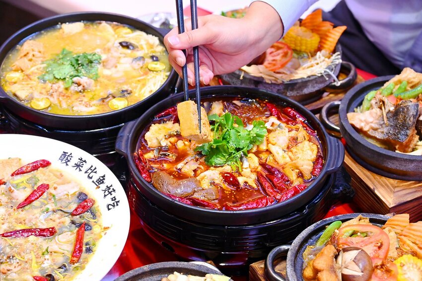 台中新開幕酸菜魚麻辣牛一個人也能吃好飽/酸麻帶勁 現燙桑拿麵豐盛好吃_江小漁酸菜魚火鍋