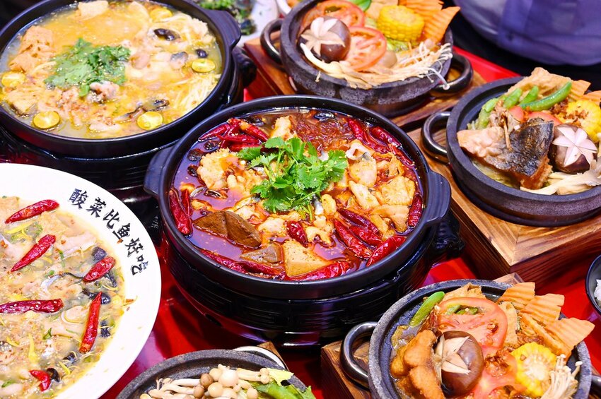 台中新開幕酸菜魚麻辣牛一個人也能吃好飽/酸麻帶勁 現燙桑拿麵豐盛好吃_江小漁酸菜魚火鍋