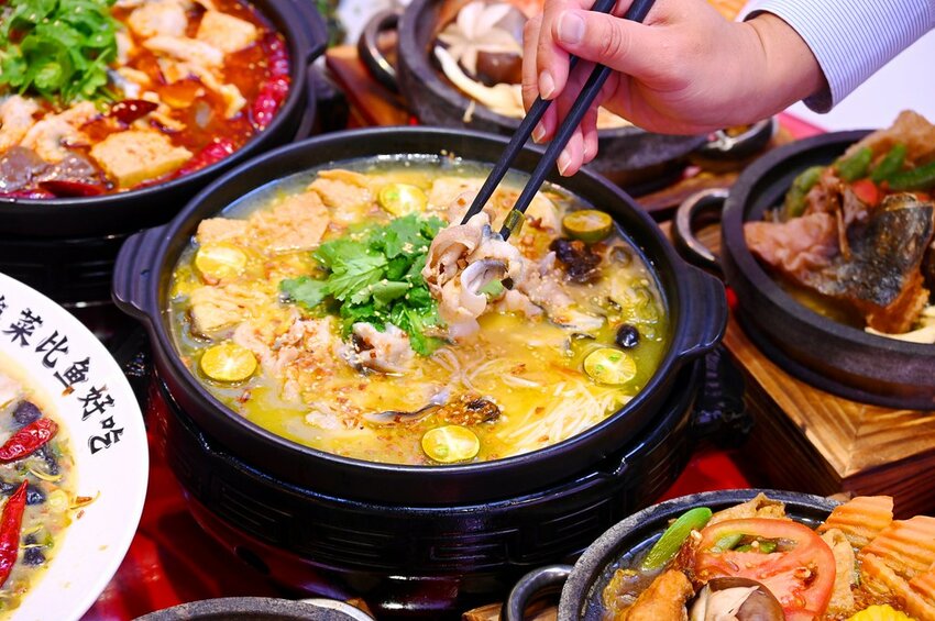 台中新開幕酸菜魚麻辣牛一個人也能吃好飽/酸麻帶勁 現燙桑拿麵豐盛好吃_江小漁酸菜魚火鍋