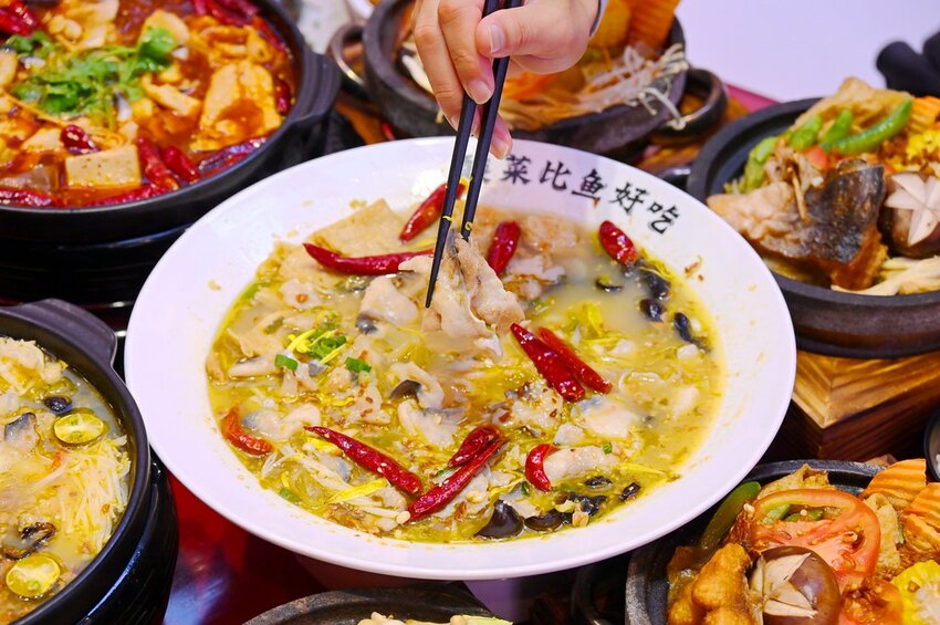 台中新開幕酸菜魚麻辣牛一個人也能吃好飽/酸麻帶勁 現燙桑拿麵豐盛好吃_江小漁酸菜魚火鍋