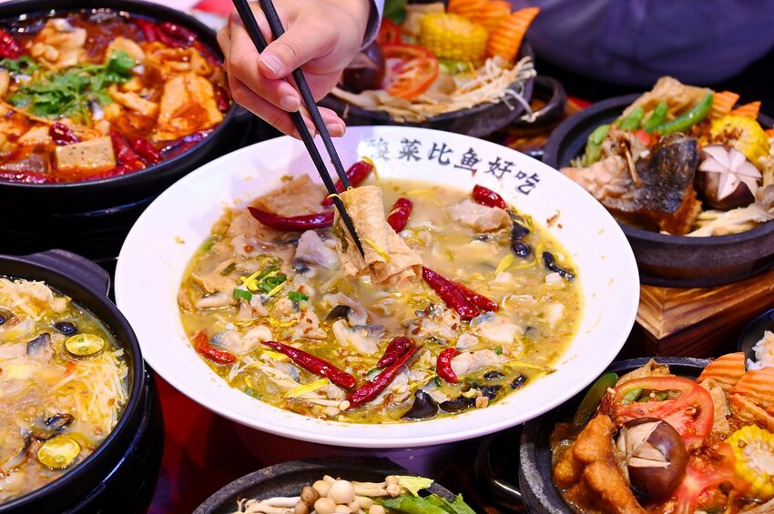 台中新開幕酸菜魚麻辣牛一個人也能吃好飽/酸麻帶勁 現燙桑拿麵豐盛好吃_江小漁酸菜魚火鍋