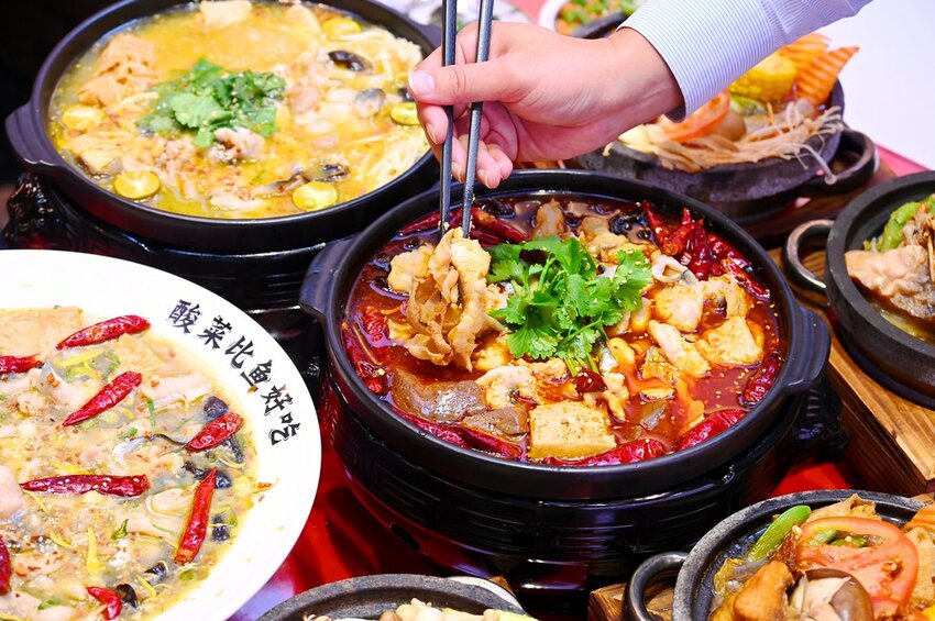 台中新開幕酸菜魚麻辣牛一個人也能吃好飽/酸麻帶勁 現燙桑拿麵豐盛好吃_江小漁酸菜魚火鍋