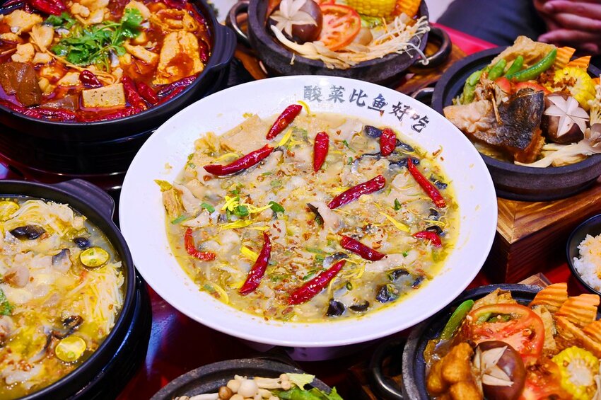 台中新開幕酸菜魚麻辣牛一個人也能吃好飽/酸麻帶勁 現燙桑拿麵豐盛好吃_江小漁酸菜魚火鍋