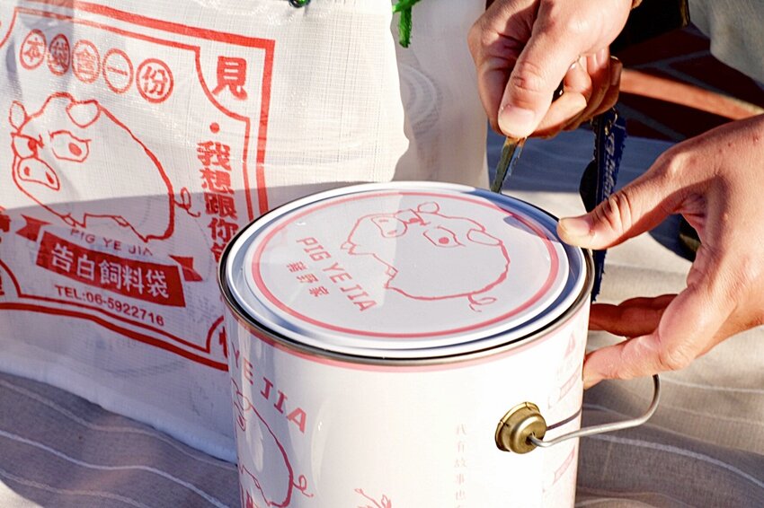 油漆桶爆米花?!台中也買的到!加碼買兩桶送超萌復古提袋,還有超有趣的豬飼料!