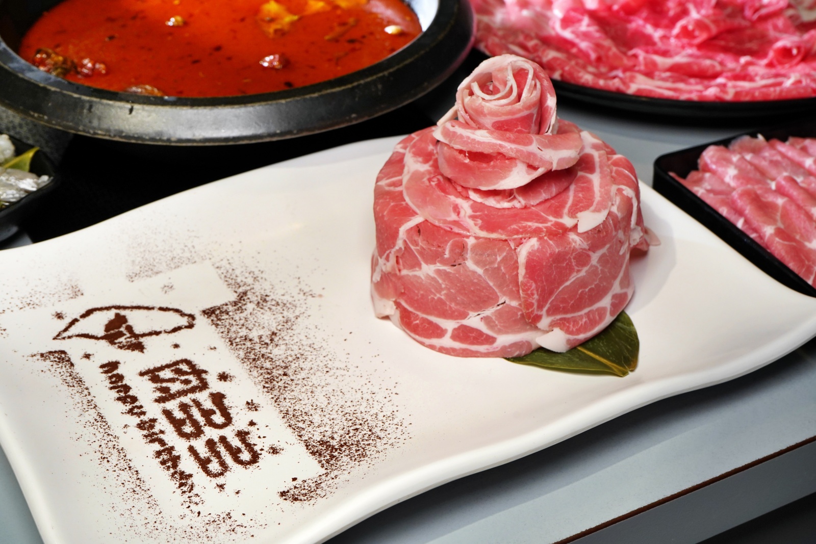 台中市豐原區竟然還紅到香港去！網路溫度計蟬聯4年冠軍「肉多多火鍋」，肉量澎派超過癮，70多種自助吧吃到飽竟然只要268元！