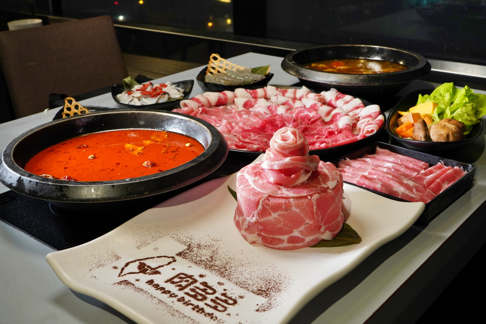 台中市豐原區竟然還紅到香港去！網路溫度計蟬聯4年冠軍「肉多多火鍋」，肉量澎派超過癮，70多種自助吧吃到飽竟然只要268元！