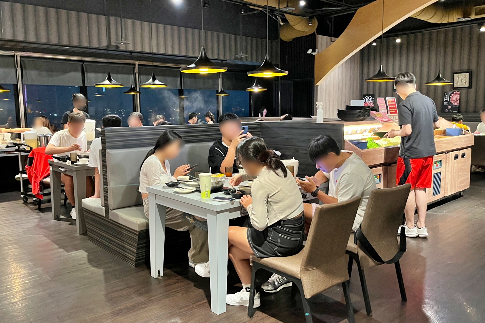 台中市豐原區竟然還紅到香港去！網路溫度計蟬聯4年冠軍「肉多多火鍋」，肉量澎派超過癮，70多種自助吧吃到飽竟然只要268元！