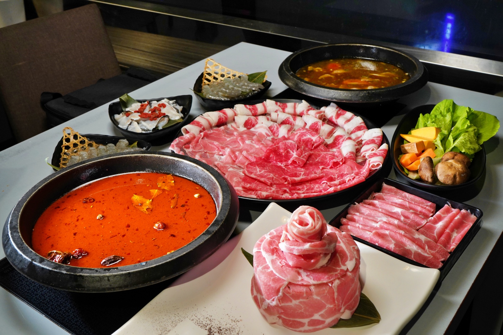 台中市豐原區竟然還紅到香港去！網路溫度計蟬聯4年冠軍「肉多多火鍋」，肉量澎派超過癮，70多種自助吧吃到飽竟然只要268元！