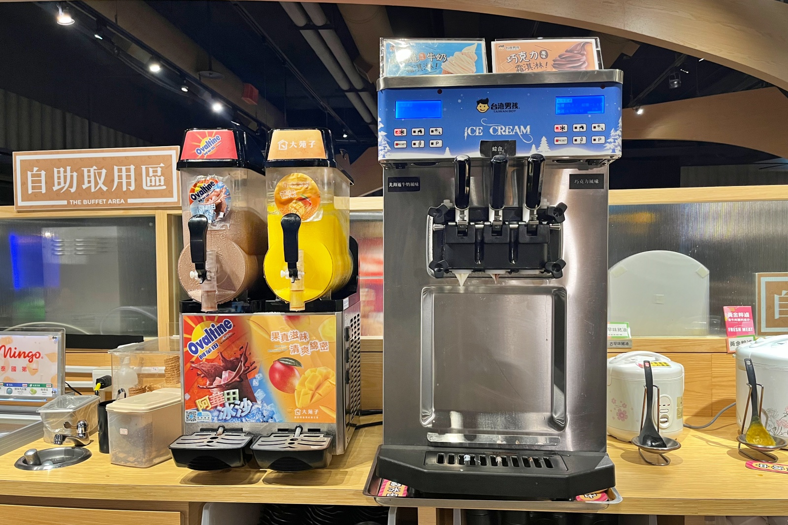 台中市豐原區竟然還紅到香港去！網路溫度計蟬聯4年冠軍「肉多多火鍋」，肉量澎派超過癮，70多種自助吧吃到飽竟然只要268元！