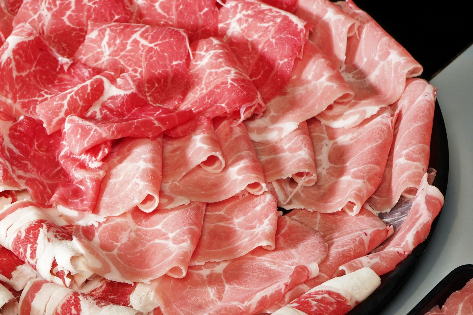 台中市豐原區竟然還紅到香港去！網路溫度計蟬聯4年冠軍「肉多多火鍋」，肉量澎派超過癮，70多種自助吧吃到飽竟然只要268元！