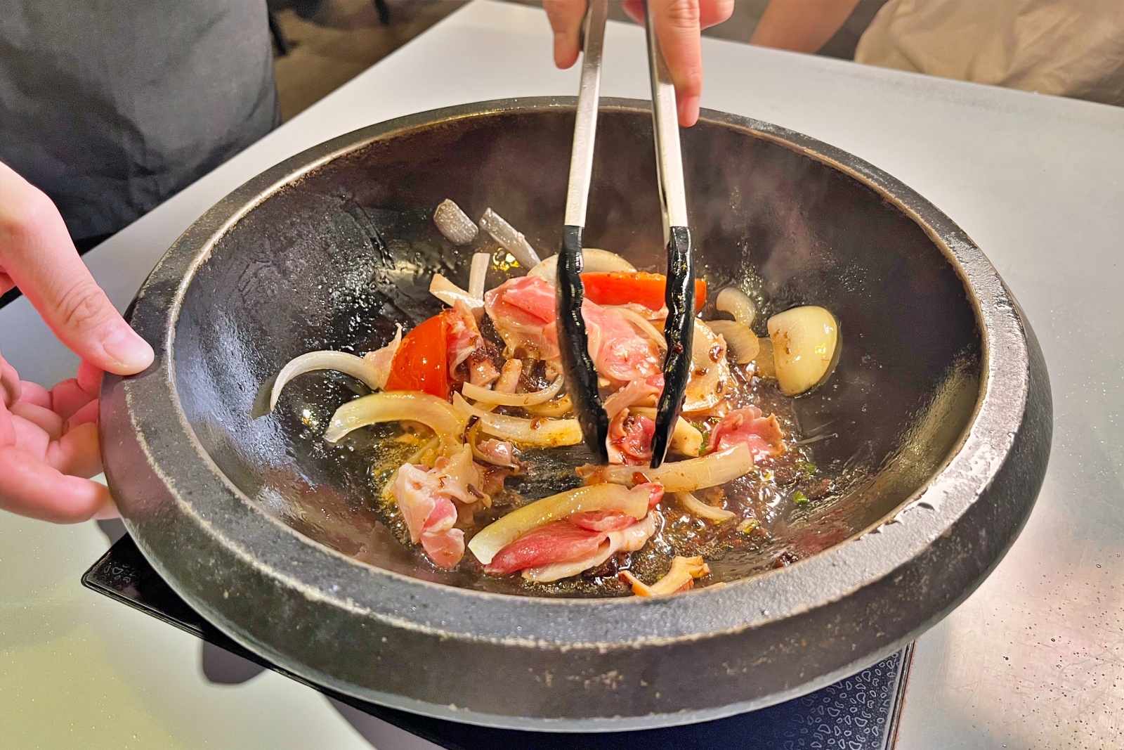 台中市豐原區竟然還紅到香港去！網路溫度計蟬聯4年冠軍「肉多多火鍋」，肉量澎派超過癮，70多種自助吧吃到飽竟然只要268元！