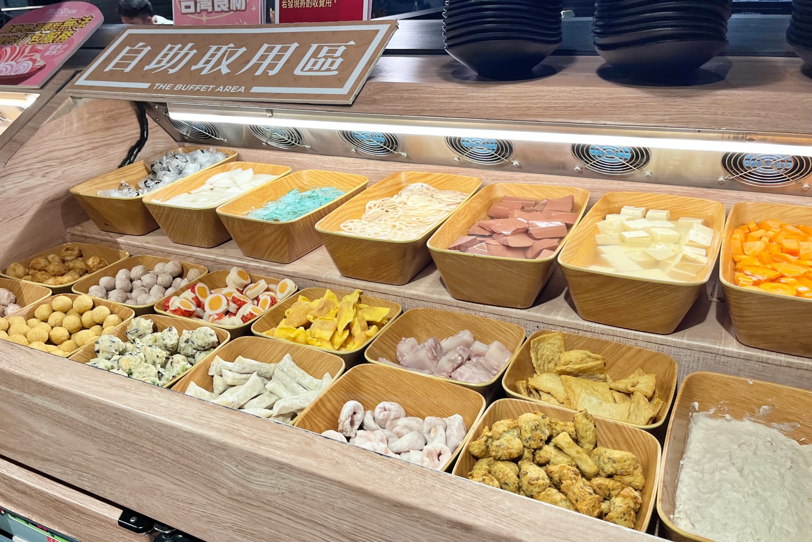 台中市豐原區竟然還紅到香港去！網路溫度計蟬聯4年冠軍「肉多多火鍋」，肉量澎派超過癮，70多種自助吧吃到飽竟然只要268元！