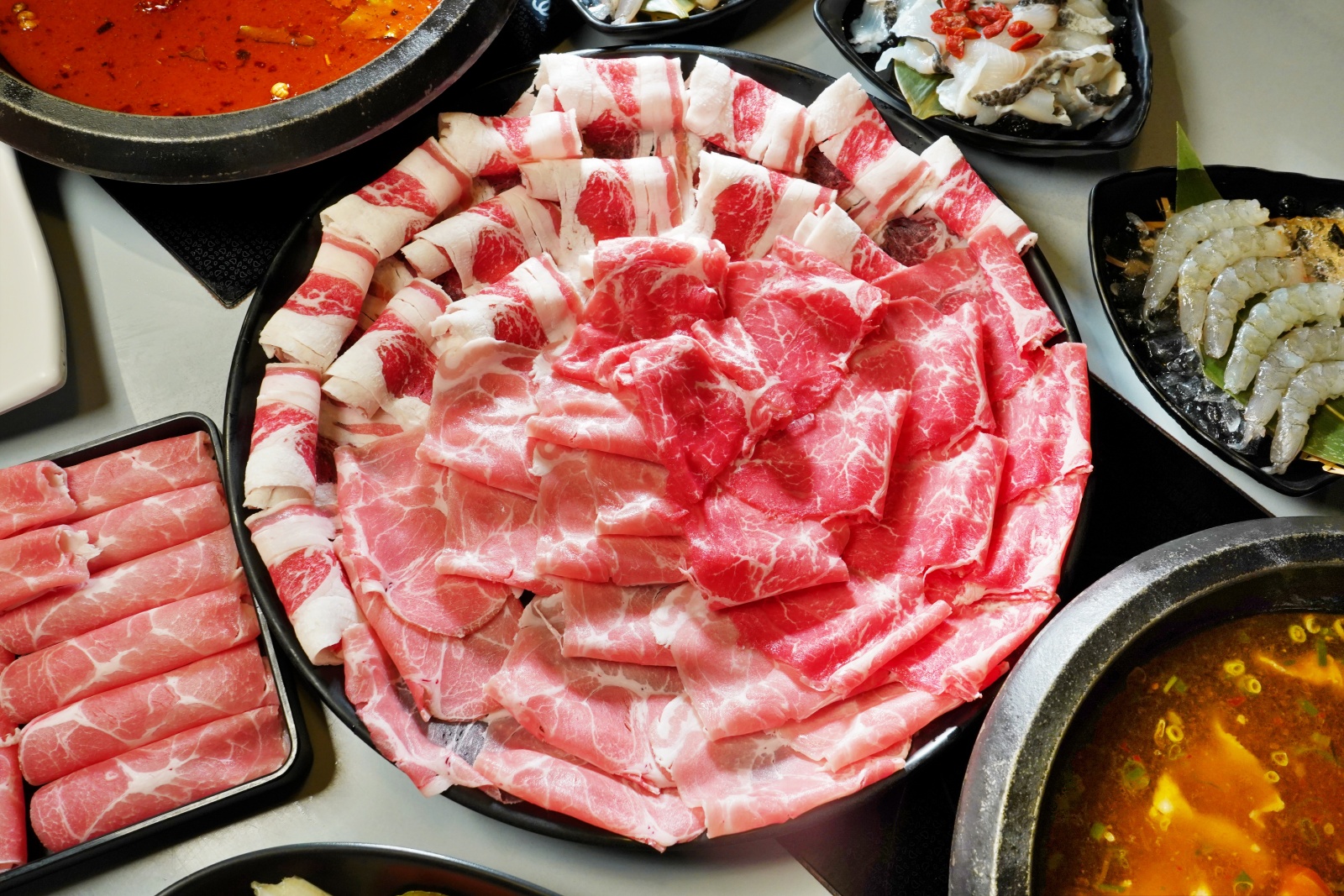 台中市豐原區竟然還紅到香港去！網路溫度計蟬聯4年冠軍「肉多多火鍋」，肉量澎派超過癮，70多種自助吧吃到飽竟然只要268元！