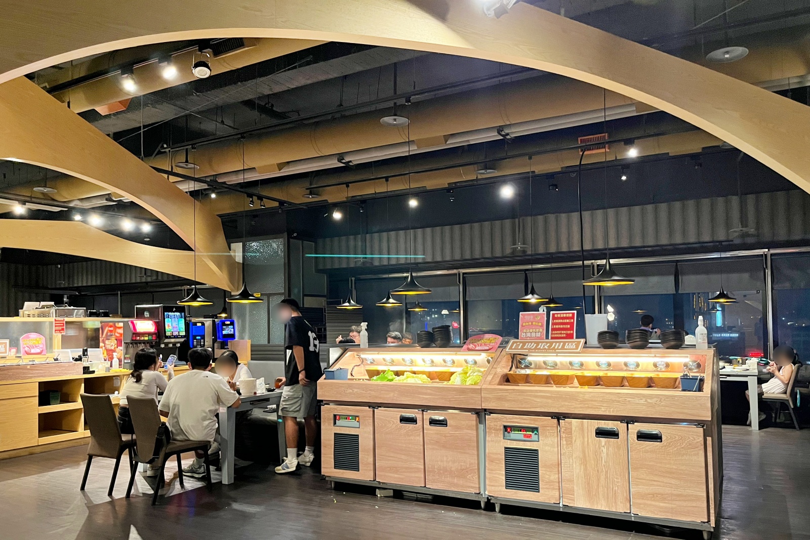 台中市豐原區竟然還紅到香港去！網路溫度計蟬聯4年冠軍「肉多多火鍋」，肉量澎派超過癮，70多種自助吧吃到飽竟然只要268元！